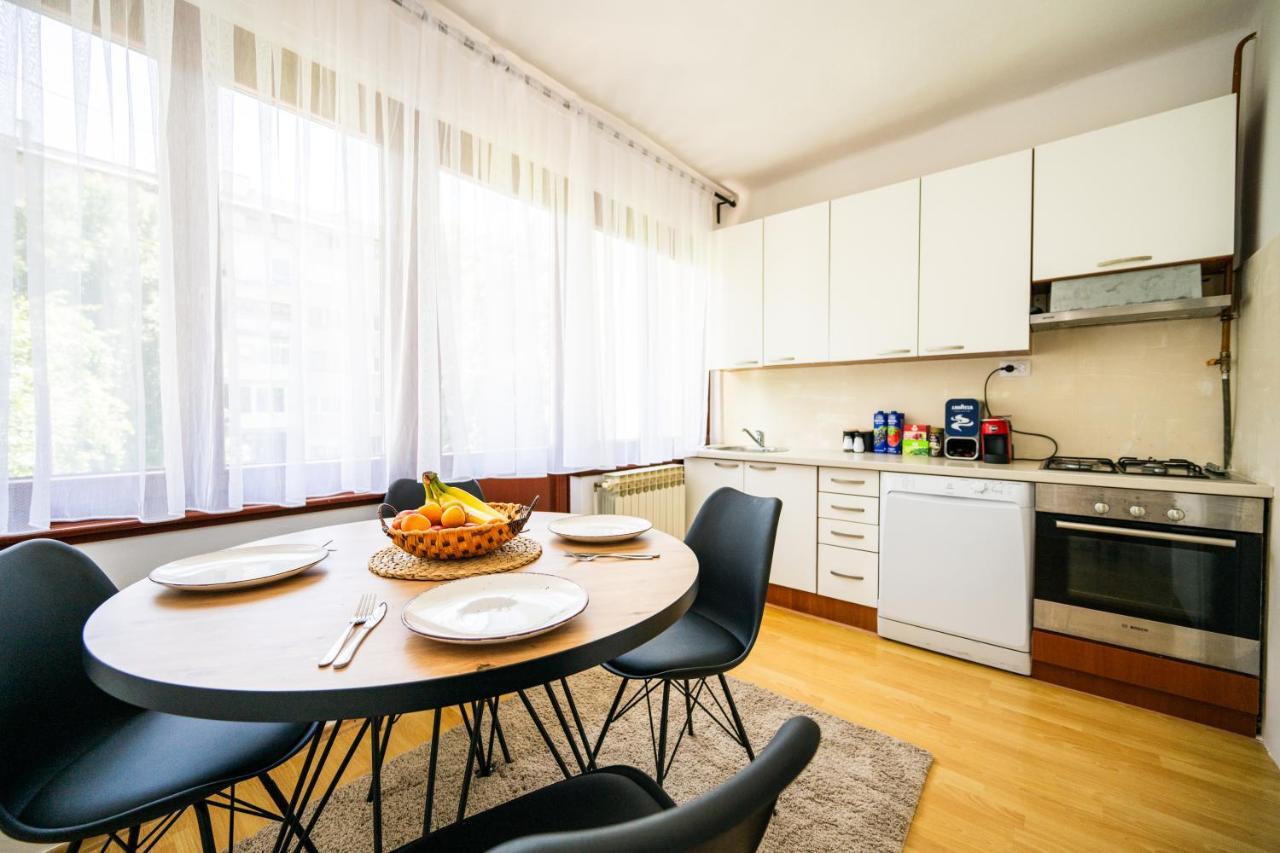 Cozy One-bedroom Near Center Apartment *